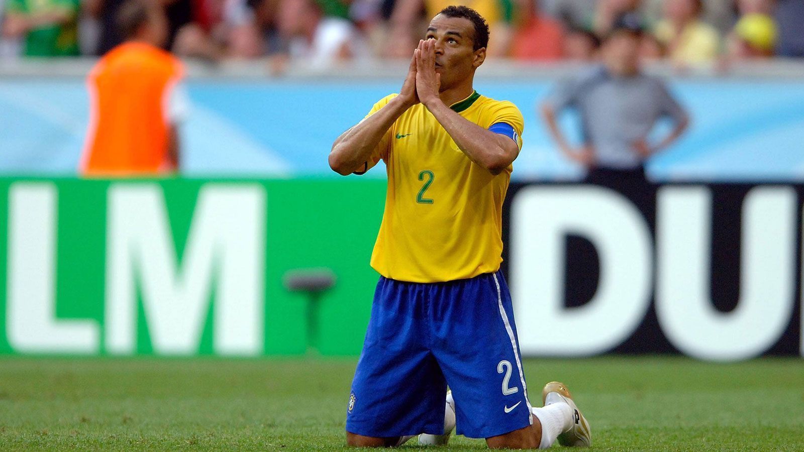 
                <strong>Cafu</strong><br>
                Cafu gilt als einer der besten Verteidiger aller Zeiten. Mit drei WM-Finalteilnahmen und zwei WM-Titeln bestimmt er das internationale Fußballgeschehen mehr als ein Jahrzehnt lang maßgeblich mit. 
              