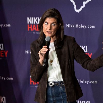 Nikki Haley (Republikaner), ehemalige UN-Botschafterin der USA und US-Präsidentschaftsbewerberin, teilt gegen Trump aus. 