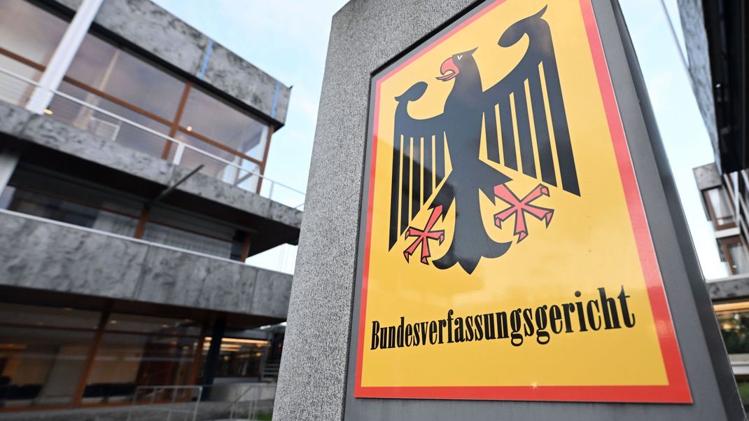 Das Bundesverfassungsgericht in Karlsruhe hat zur Parteienfinanzierung der NPD ein Urteil gefällt.