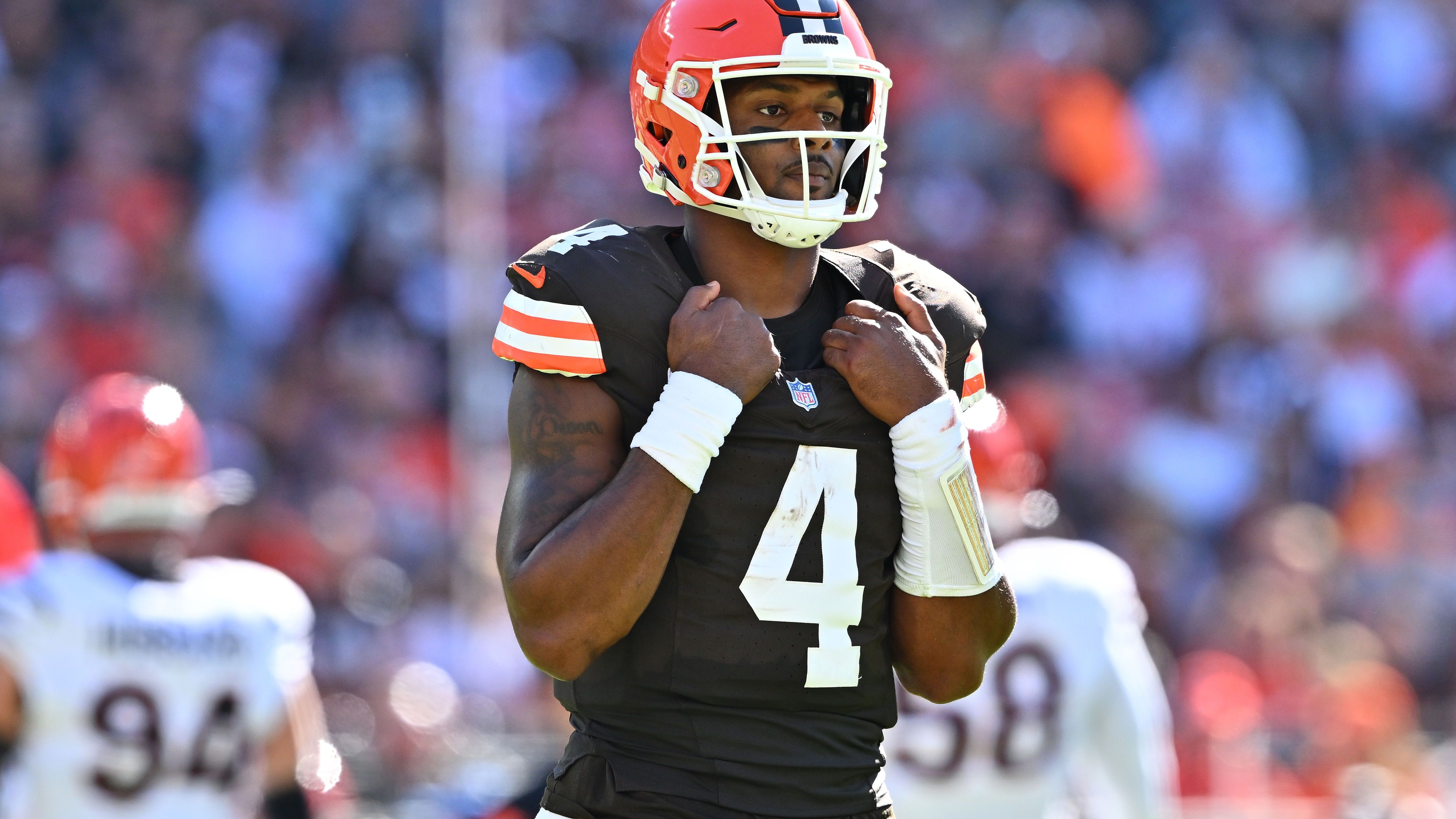 <strong>Cleveland Browns: Deshaun Watson (2022)</strong><br>Müssen wir das erklären? Nichts in dieser Liste wird das hier toppen können. Nach Jahren am NFL-Boden befanden sich die Browns auf einem guten Wege nach oben. Doch sie tauschten alles ein und wollten smart sein, in dem sie trotz aller Skandal-Berichte den Quarterback langfristig verpflichten. Watson bekam trotz Sperre einen voll garantierten Fünfjahresvertrag über 230 Millionen Dollar. Sportlich rechtfertige er das nie, der Imageschaden für die Franchise war irreparabel und die Texans bekamen noch drei (!) First-Round-Picks. Der Deal hat das Team viele Jahre zurückgeworfen. Noch milde gesagt.