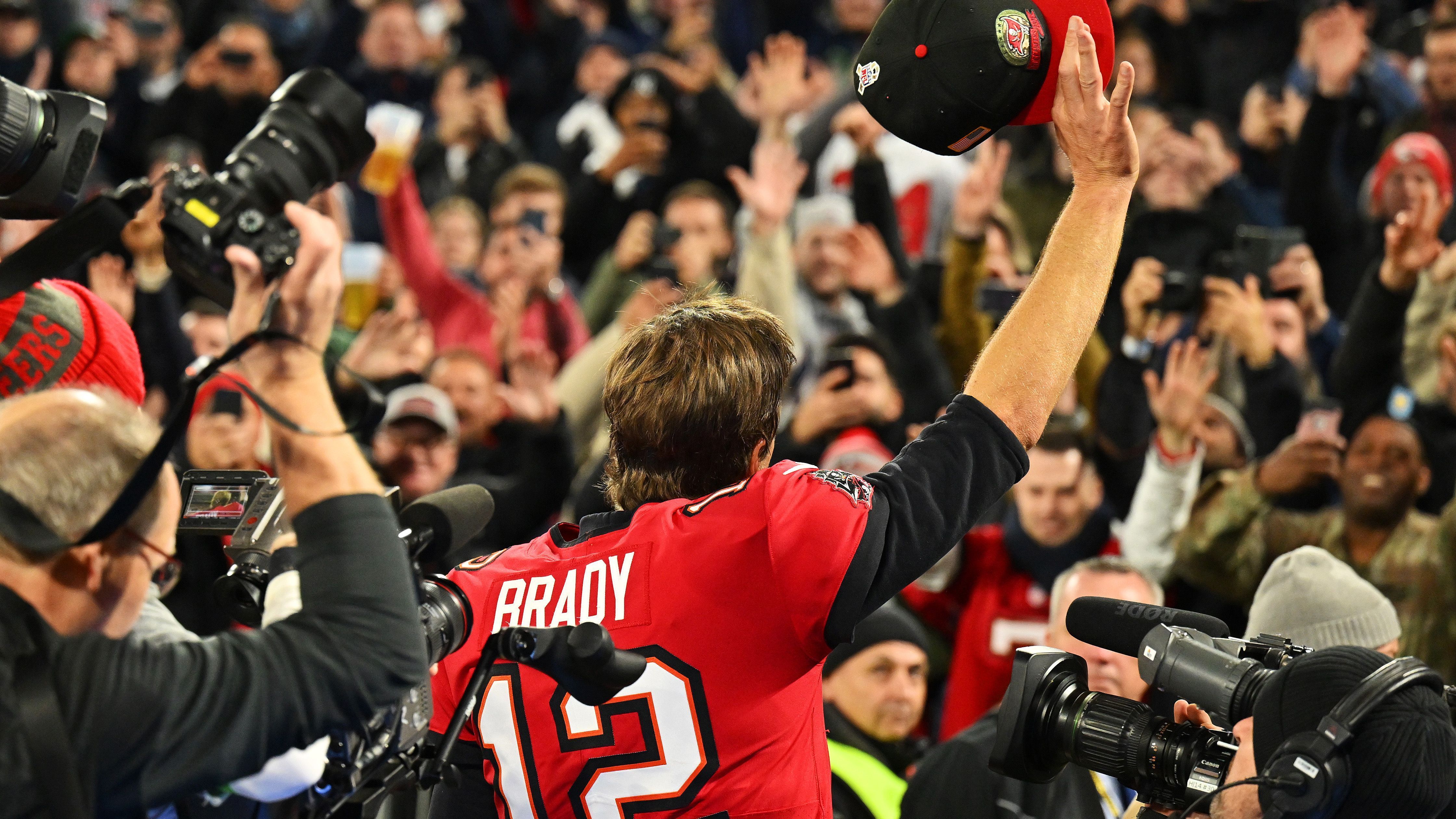 
                <strong>Tom Brady rockt die Allianz Arena: Spielfilm des G.O.A.T. beim Munich Game</strong><br>
                Als das Spiel entschieden war, bedankte sich Brady noch vor Ablauf der Uhr dafür aufrichtig und begeistert für die sensationelle Unterstützung der Fans in der Münchner Arena.
              