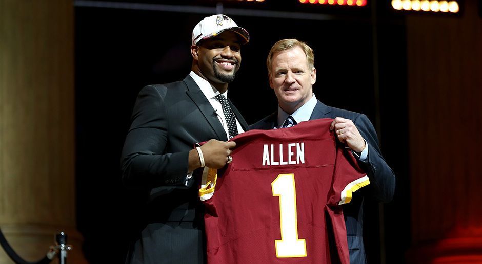 
                <strong>Jonathan Allen fällt aus den Top 10</strong><br>
                Ganz anders erging es Jonathan Allen. Der Defensive End galt als sicherer Kandidat für die Top 10 und war für viele sogar eines der besten fünf Talente im diesjährigen Draft. Einige Teams sahen das jedoch anders und ließen Allen aufgrund von Verletzungsgerüchten bis auf Platz 17 fallen. Sehr zur Freude der Washington Redskins, die Allen mit offenen Armen empfingen. Auch Allen dürfte sich freuen: Er wuchs als Redskins-Fan auf und darf sich nun seinen NFL-Traum bei seiner Lieblings-Franchise erfüllen. 
              