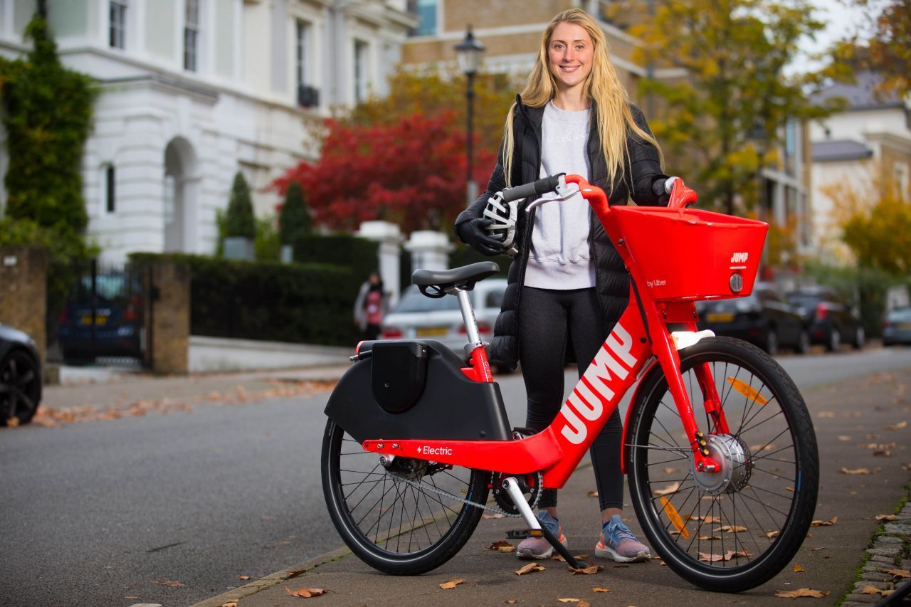 Das Ausleihen von Jump-Rädern kostet einmalig 1 Euro. Danach zahlst du pro Minute 20 Cent. Die Leihräder sind damit teurer als normale Bikes von anderen Anbietern. Dafür bist du mit dem Pedelec schneller unterwegs. So funktioniert die Ausleihe: