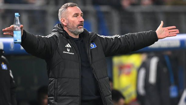 <strong>Saison 2023/24 - 21. Spieltag</strong><br>Der HSV verliert zu Hause mit 3:4 gegen Hannover 96 und rutscht vom zweiten Tabellenplatz ab. Die Folge: Tim Walter muss nach zweieinhalb Jahren beim HSV die Trainerbank räumen. Für ihn übernimmt interimsweise Merlin Polzin. Eine Woche später folgt dann Steffen Baumgart. Bereits 2019 gelang ihm der Aufstieg in die Bundesliga - damals mit dem SC Paderborn. Nun erhofft sich die sportliche Führung in Hamburg denselben Erfolg.