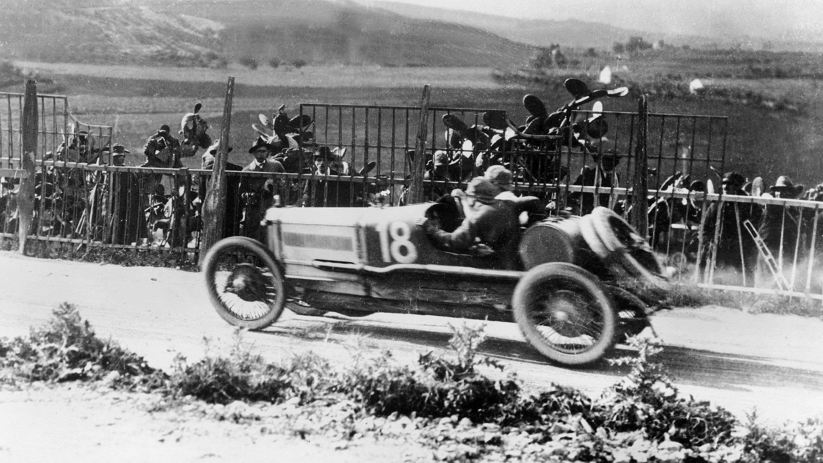 Motoren hatten es Enzo schon in jungen Jahren angetan. Angefangen mit Reparaturen, baute er bald schon seine eigenen Maschinen. Er begeisterte sich für neue Technologien und testete diese ab 1920 auch selbst auf der Rennstrecke. Bevor er seine eigene Marke gründete, fuhr er viele erfolgreiche Rennen für Alfa Romeo. 1929 schließlich eröffnete Enzo seinen eigenen Rennstall, die "Scuderia Ferrari".