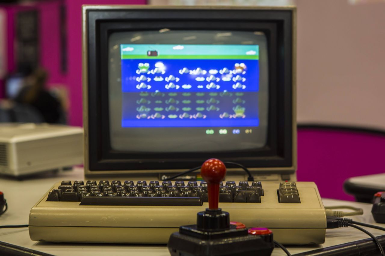 1980er: Neben den Konsolen gewinnt der Computer an Bedeutung: Zu den erfolgreichsten Modellen zählt damals der "Commodore 64".