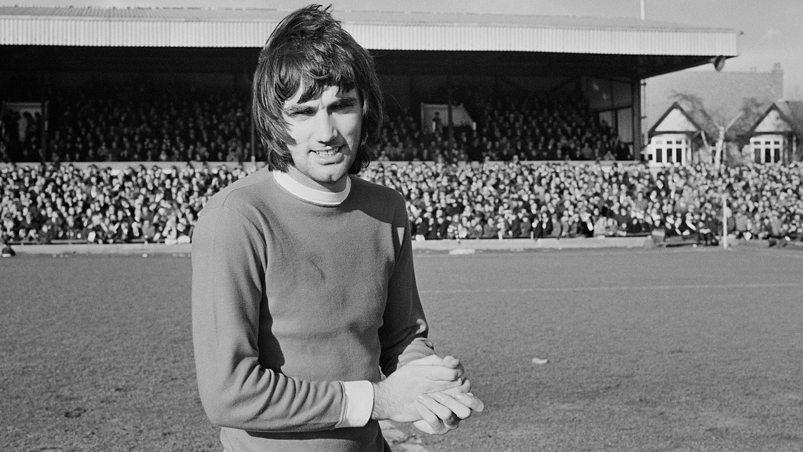 
                <strong>Angriff: George Best</strong><br>
                "Ich habe viel Geld für Alkohol, Frauen und schnelle Autos ausgegeben, den Rest habe ich einfach verprasst", sagte George Best einst. Und damit erklärte der früher so begnadete United-Spieler auch seine menschlichen Probleme. Denn vor allem der übermäßige Alkoholkonsum wurde dem Weltfußballer von 1968 zum Verhängnis. Doch als Spieler ist Best den United-Fans, die ihn noch live sehen konnten, bis heute positiv im Gedächtnis geblieben. So führte Best 1968 die "Red Devils" zum allerersten internationalen Titel, dem Pokal-Sieg der Landesmeister. 2005 verstarb der Nordire Best im Alter von nur 59 Jahren.
              