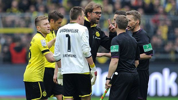 
                <strong>Klopps Wutausbrüche</strong><br>
                8. November 2008: Nach einer 1:2-Niederlage beim Hamburger SV läuft der BVB-Trainer wütend aufs Spielfeld zu Schiedsrichter Jochen Drees und dessen Assistenten. Er geht die Unparteiischen auch noch in der Schiedsrichter-Kabine verbal an. Die Folge: 12.000 Euro Strafe.
              