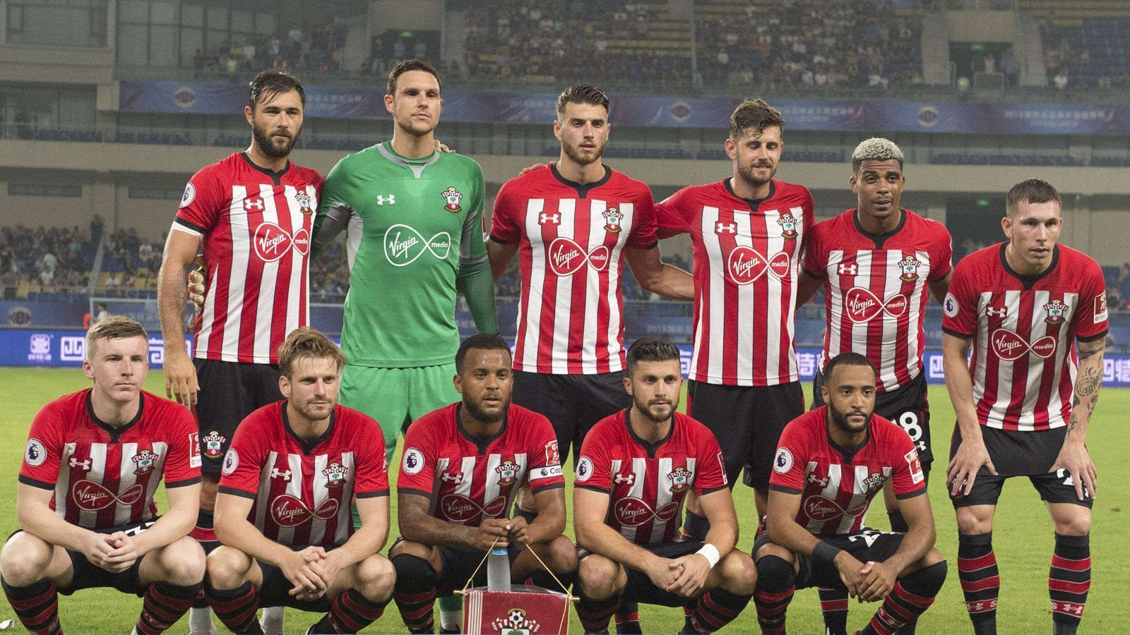
                <strong>Kluges Wirtschaften</strong><br>
                Der FC Southampton gehört nicht zu den Vereinen, die auf dem Transfermarkt mit Geld um sich schmeißen. Zwar wurden seit Sommer 2014 rund 347 Millionen Euro für neue Spieler ausgegeben. Deutlich mehr Geld wurde allerdings eingenommen. Der FC Southampton hat als einziger Premier-League-Verein in den vergangenen fünf Jahren eine positive Transferbilanz aufzuweisen. Zudem werden keine Mega-Summen für einzelne Spieler ausgegeben. Der teuerste Transfer der Vereinsgeschichte war ein ehemaliger Bundesligaspieler ...
              