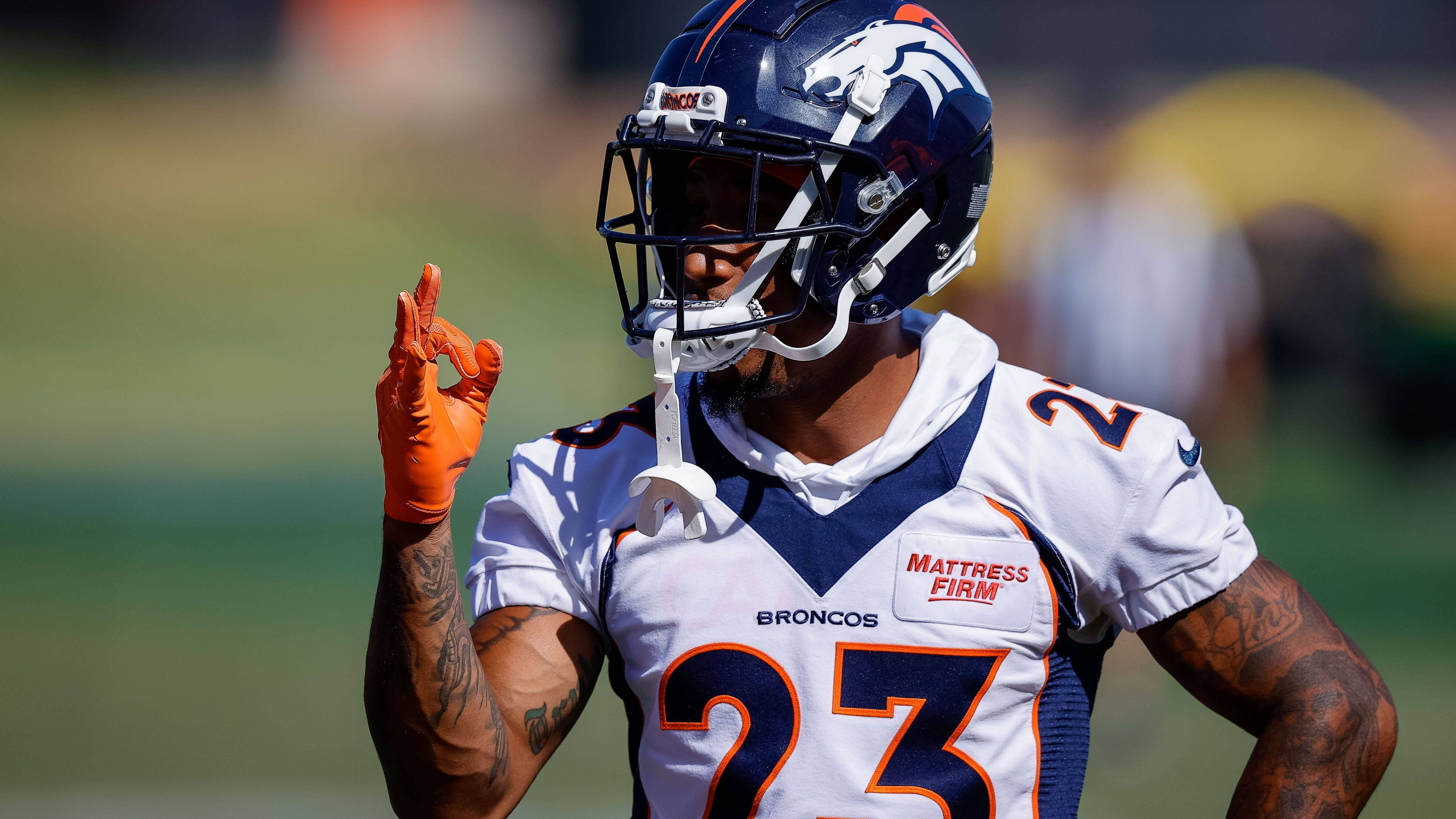 <strong>Ronald Darby (Baltimore Ravens)</strong><br>Die Ravens verpflichten laut NFL-Insider Ian Rapoport Cornerback Ronald Darby und statten den 29-Jährigen mit einem Jahresvertrag über bis zu 3,2 Millionen Dollar aus. Damit reagiert die Franchise auf den Ausfall von Pro Bowler Marlon Humphrey, der sich einer Fußoperation unterziehen musste. Der Zweitrundenpick der Bills von 2015 verbrachte die vergangenen beiden Spielzeiten bei den Broncos, zog sich nach fünf Spielen in 2022 aber einen Kreuzbandriss zu und wurde im März entlassen.