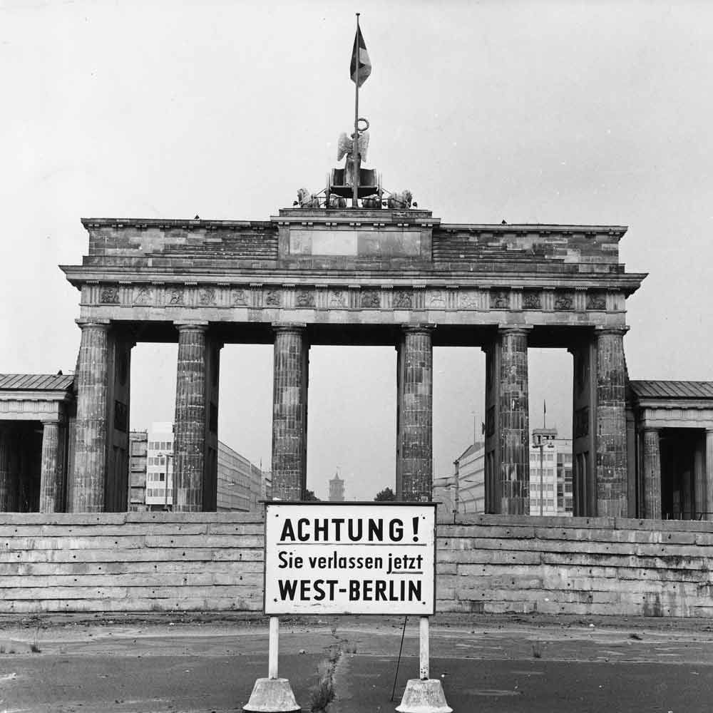 "Achtung! Sie verlassen jetzt West-Berlin" verkündete ein Schild vor dem Brandenburger Tor. 
