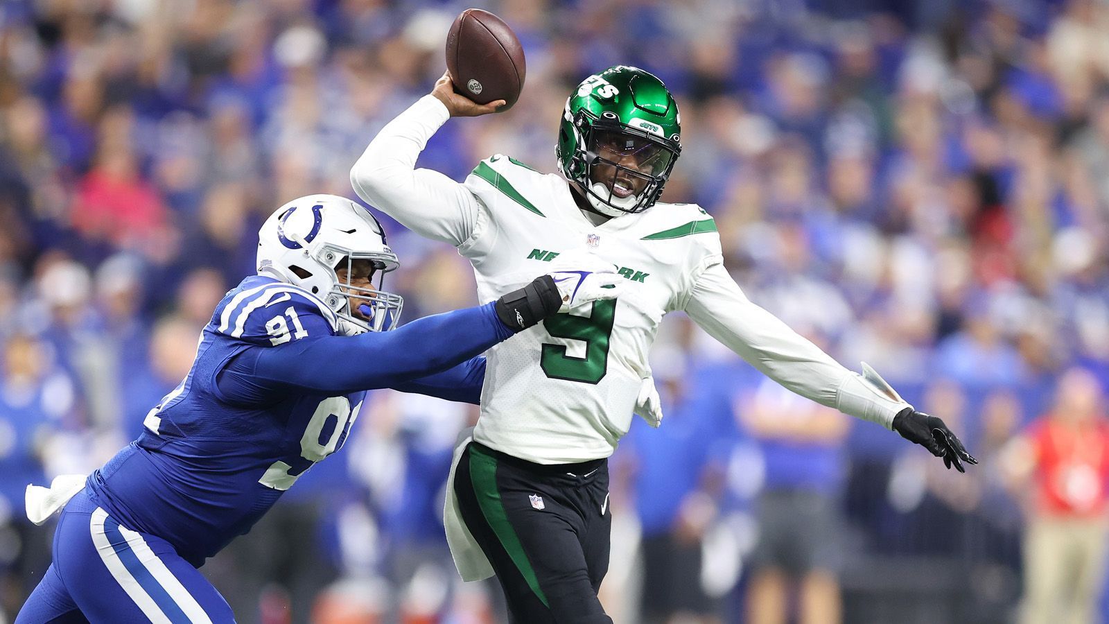 
                <strong>New York Jets (2015, 2021)</strong><br>
                Johnsons erster Ausflug zu den New York Jets dauerte zehn Tage. 2021 sprang er als Ersatz für den verletzten Starter Zach Wilson und den angeschlagenen Backup-Quarterback Mike White ein. Johnson kam zu drei Einsätzen. Gegen die New York Giants warf er ein Career-High für 317 Yards und drei Touchdowns.
              