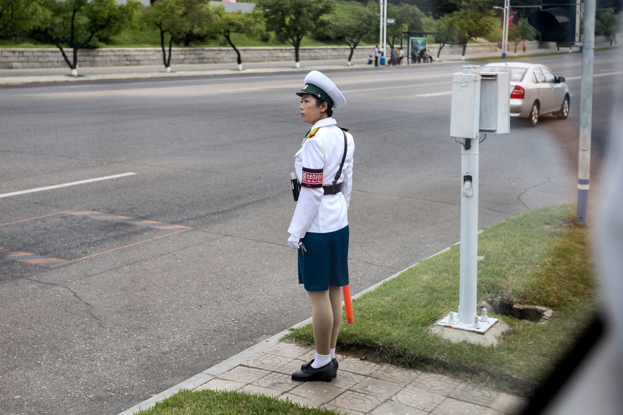 Ein eigenes Auto hat kaum jemand in Nordkorea. Darum sind die Straßen überwiegend leer. Den wenigen Verkehr regeln Lotsen.