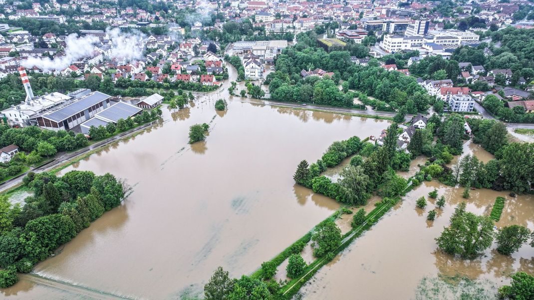 Luftbildaufnahmen zeigen die über die Ufer getretene Ilm Anfang Juni in Pfaffenhofen.