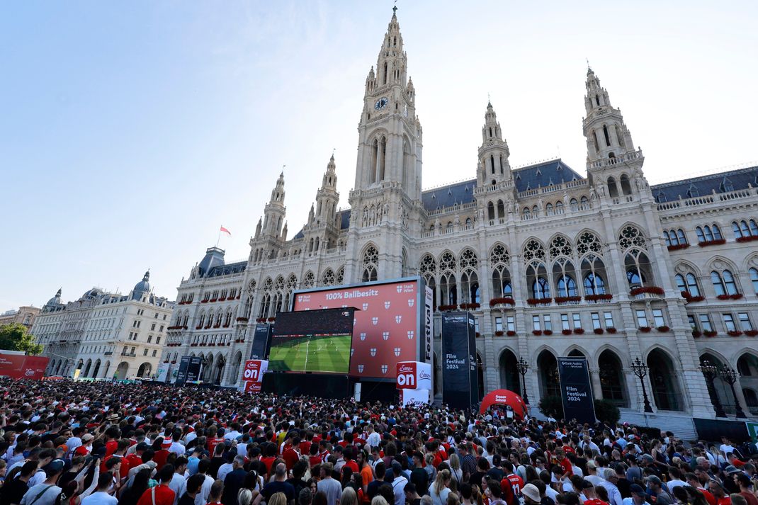 Das Public Viewing vor dem Wiener Rathaus beim Spiel Österreich gegen die Niederlande.