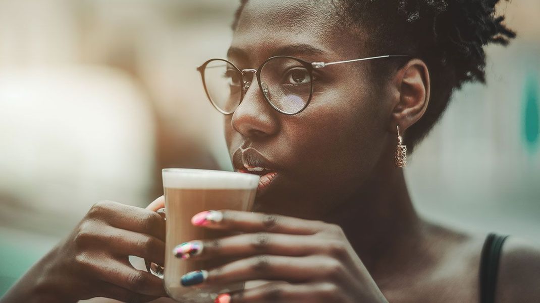 Lange schöne Stiletto-Nails sind zurück – im Beauty-Artikel verraten wir euch die Hacks für den besonderen Nagelschmuck.