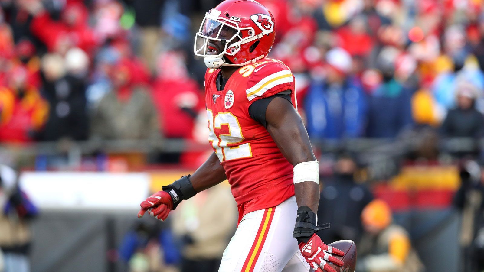 
                <strong>Tanoh Kpassagnon (Kansas City Chiefs)</strong><br>
                Der Defensive End hatte eine bisher schwierige Karriere. Denn der Zweitrunden-Pick aus 2017 kam in seinen ersten beiden Jahren in einer "3-4-Front", also drei Defensive Lineman und vier Linebackern, als Outside Linebacker zum Einsatz. Dabei musste Tanoh Kpassagnon auch des öfteren in der Passverteidigung aushelfen, was ihm nicht besonders lag. Der Scheme-Wechsel unter Defensive Coordinator Steve Spagnoulu auf eine "4-3-Front" erlaubt es Kpassagnon, wieder ausschließlich als Pass Rusher zu fungieren. In dieser Rolle ließ der 25-Jährige sein Talent immer wieder aufblitzen. Kpassagnon erzielte in 16 Spielen sechs Sacks und erzwang einen Fumble.
              