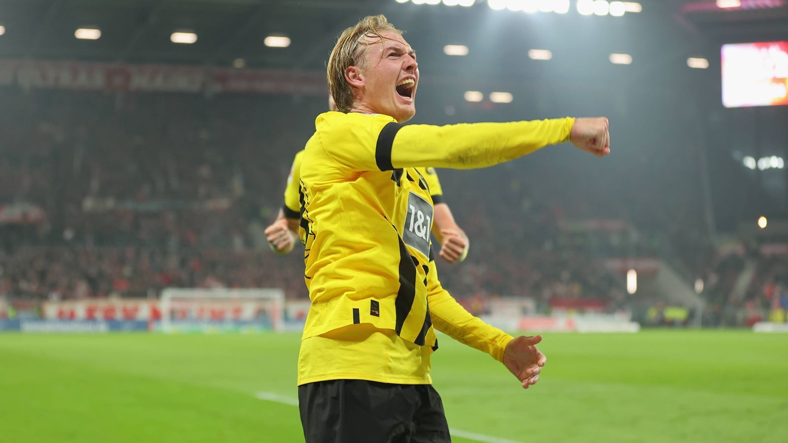 
                <strong>Gewinner: Julian Brandt</strong><br>
                Der Offensivspieler feiert in dieser Saison die lang ersehnte Leistungsexplosion: Sechs Tore und fünf Vorlagen in 26 Spielen konnte der 26-Jährige wettbewerbsübergreifend schon für sich verbuchen. Nachdem es zu Saisonbeginn für Brandt noch schleppend lief, hat sich der deutsche Nationalspieler mittlerweile auch nach der Winterpause in der Startelf der Dortmunder festgespielt. In 16 von 19 bislang möglichen Ligaspielen stand Brandt bislang in der Startelf des BVB. Er setzt seine Mitspieler gut ein und ist gleichzeitig mit eigenen Dribblings ein wichtiger Bestandteil des schwarz-gelben Offensiv-Konzepts.  
              