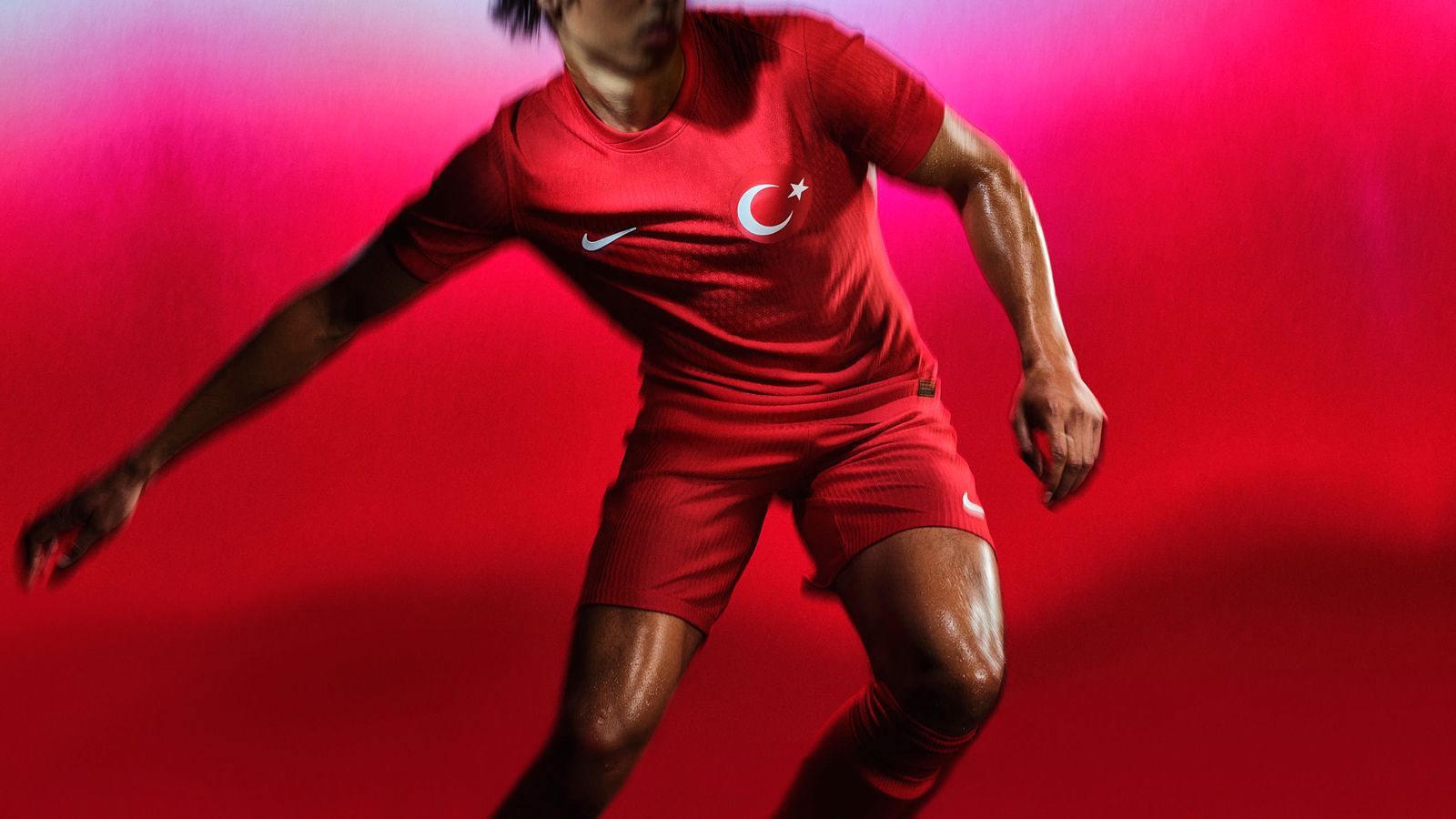 <strong>Gruppe F: Türkei - Auswärtstrikot<br></strong>Hier das andere Jersey der Türken - ohne Brustring, nur Nike-Logo und Wappen sind weiß. Der Rest ist in dunklem Rot gehalten.