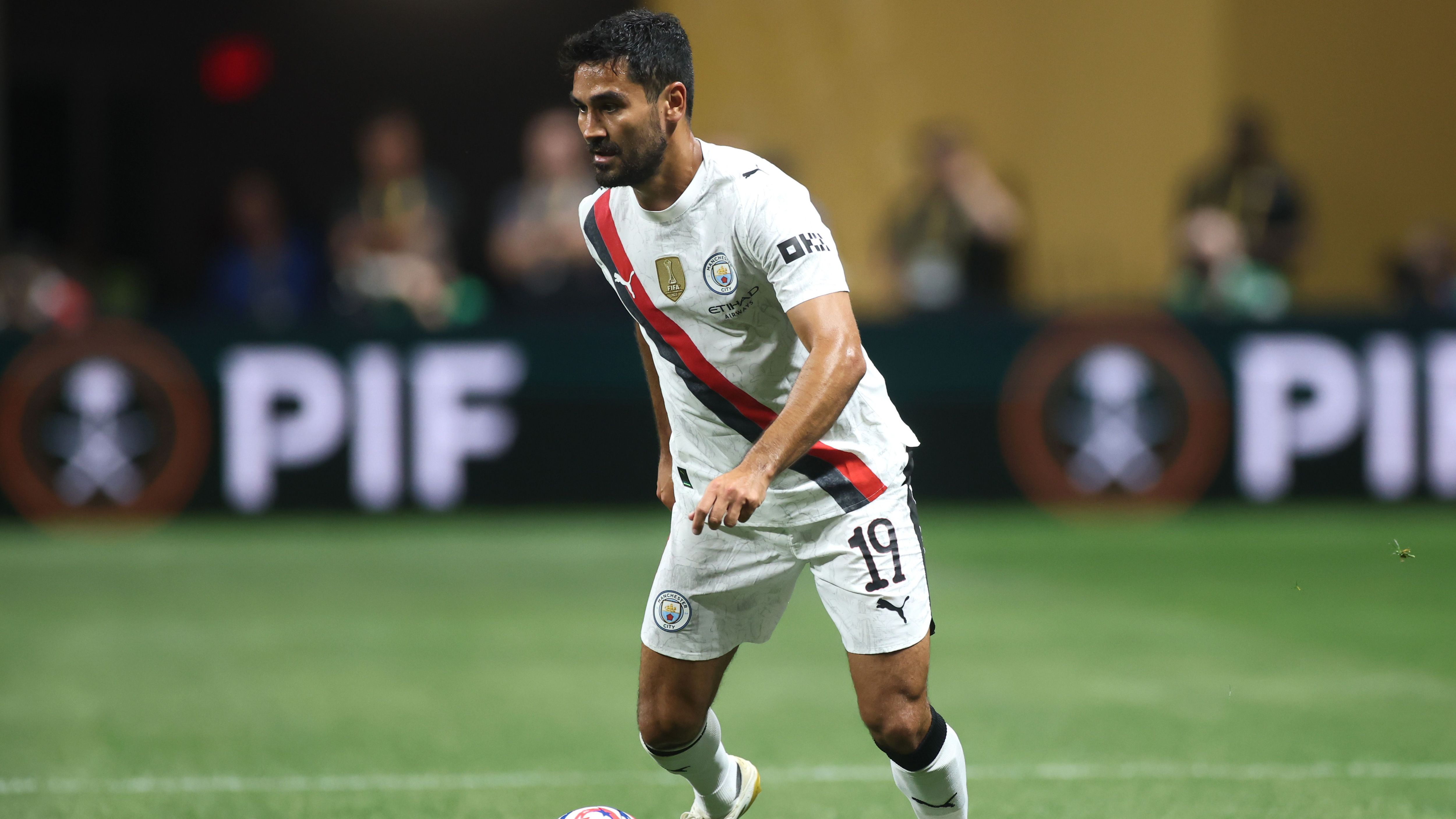 <em><strong>Ilkay Gündogan (Manchester City)</strong><br>Ex-DFB-Kapitän Ilkay Gündogan spielt in den Planungen von ManCity-Coach Pep Guardiola wohl keine Rolle&nbsp; mehr. Wie "Tuttosport" berichtet, soll der 34-Jährige daher seine Zukunft andernorts sehen. Demnach will der Routinier noch im Sommer 2025 unbedingt nach Italien wechseln. Bei Inter Mailand soll der Routinier zuletzt aktiv angeboten worden sein. Außerdem habe Juventus Turin die Fühler nach ihm ausgestreckt.</em>