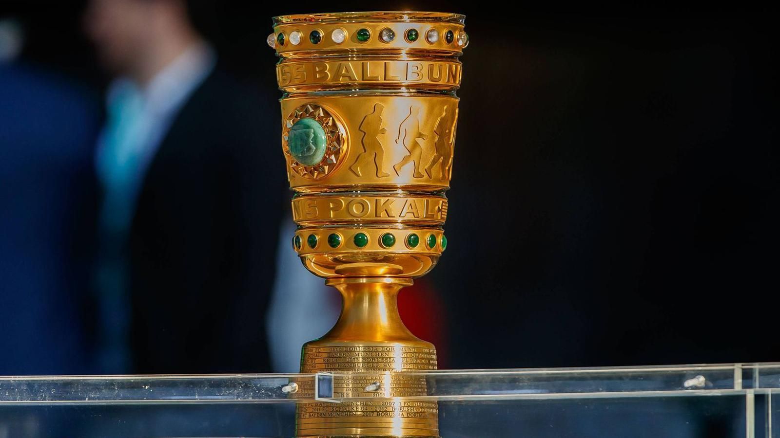 
                <strong>DFB Pokal SV Rödinghausen vs. FC Bayern München</strong><br>
                Der SV Rödinghausen zog mit dem FC Bayern München das große Los. Für den Regionalligist ist die Partie in der zweiten Runde des DFB-Pokals am Dienstag, 30. Oktober (ab 20:45 Uhr im LIVETICKER) gegen den Rekordmeister das Spiel des Jahres. ran.de nennt euch die wichtigsten Fakten über den FCB-Gegner SV Rödinghausen.
              