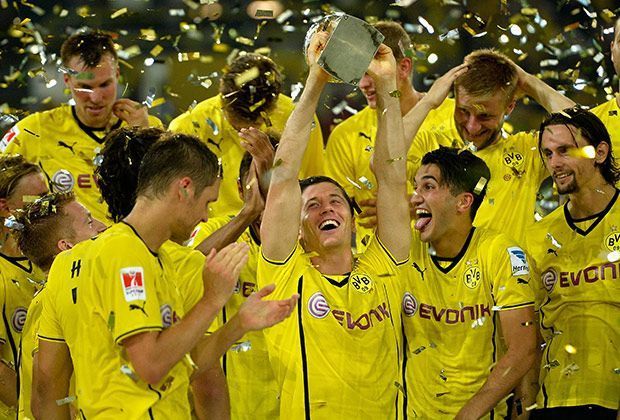 
                <strong>Spiel elf</strong><br>
                Zu Beginn der Saison 2013/14 gab es für Lewandowski und den BVB gegen Bayern wieder Grund zur Freude. Im DFL-Supercup schlugen die Westfalen den Liga-Krösus mit 4:2 - ohne ein Tor des Polen. Marco Reus traf stattdessen doppelt.
              