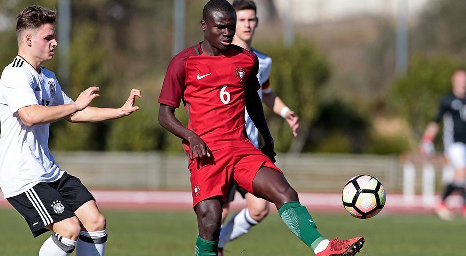 
                <strong>Henrique Jocu (Portugal)</strong><br>
                Wenn man den portugiesischen Kader betrachtet, scheint klar, dass die Mannschaft in diesem Jahr um den Titel mitspielen wird. Mit Henrique Jocu ist ein weiterer Benfica-Youngster mit Star-Potential dabei. Er debütierte sogar in einem noch jüngeren Alter als Embalo im U17-Nationalteam und ist seitdem Stammspieler im defensiven Mittelfeld. Sein Vorteil: Da ein beachtlicher Teil der Nationalmannschaft aus Benfica-Spielern besteht, harmoniert er sowohl mit seinen Vorder- als auch Hinterleuten sehr gut.
              