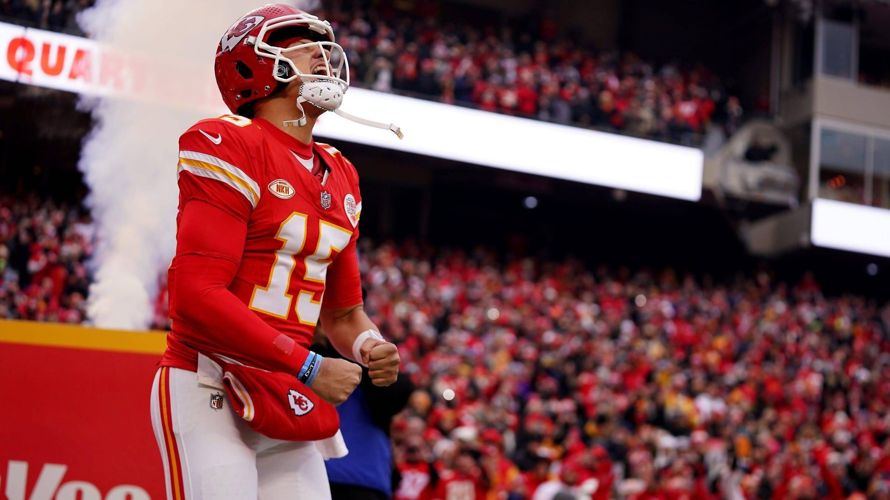 <strong>Kansas City Chiefs: Patrick Mahomes (Quarterback)</strong><br>
                Ja, ihr lest richtig! Einige Jahre sind nun vergangen, seitdem Patrick Mahomes den&nbsp;<a href="https://www.ran.de/sports/american-football/nfl/news/patrick-mahomes-kansas-city-chiefs-vertrag-rekord-gehalt-umstrukturierung-320455">damaligen Rekord-Deal </a>unterzeichnete (zehn Jahre Laufzeit, 450 Millionen US-Dollar Gehalt). Über die letzten Spielzeiten ist der Quarterback-Markt weiter angestiegen, Mahomes rangiert mit seinem Jahresgehalt auf Platz neun im Positions-Vergleich.&nbsp;