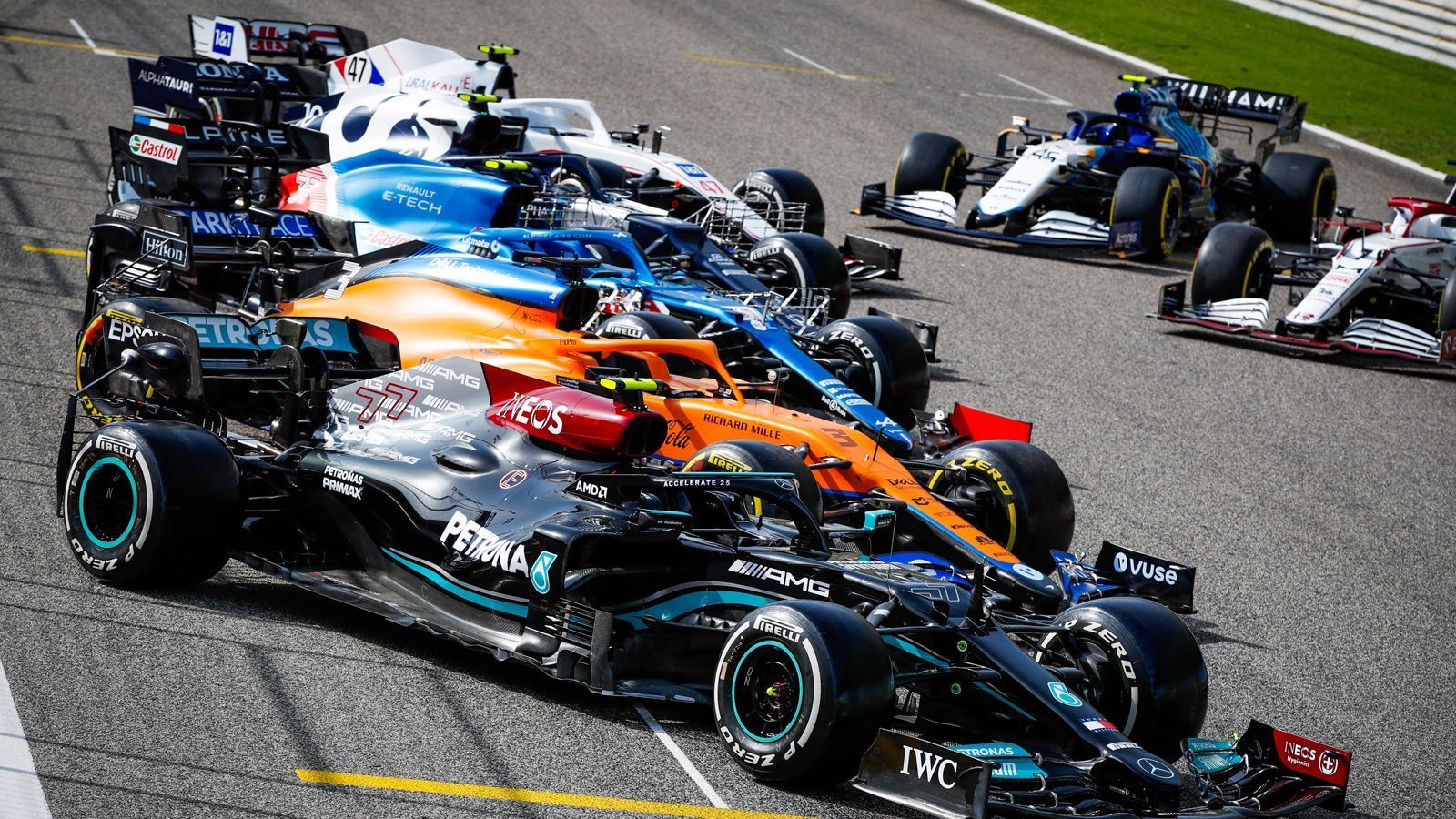 
                <strong>So funktioniert Nachhaltigkeit im Motorsport</strong><br>
                Wie geht die Formel 1 das Thema in Zukunft weiter an? Sie will ab 2025 mit einem reinen E-Fuel-Kraftstoff fahren und zudem ab 2030 klimaneutral werden. Das Thema Nachhaltigkeit betrifft aber nicht nur die Autos, sondern vor allem auch die Events selbst. So wurden für 2021 bereits Plastikflaschen verboten. Bei den Tests in Bahrain wurden Wiederbefüllungs-Stationen aufgebaut, an denen sich die Personen vor Ort mit Wasser versorgen können. Die Fahrerlager-Pässe für Teams, Fahrer, Medienvertreter und Fans wurden ausschließlich aus recyceltem Plastik hergestellt, mehr als 143.000 Plastikflaschen sollen für die Herstellung der Pässe verwendet worden sein.
              