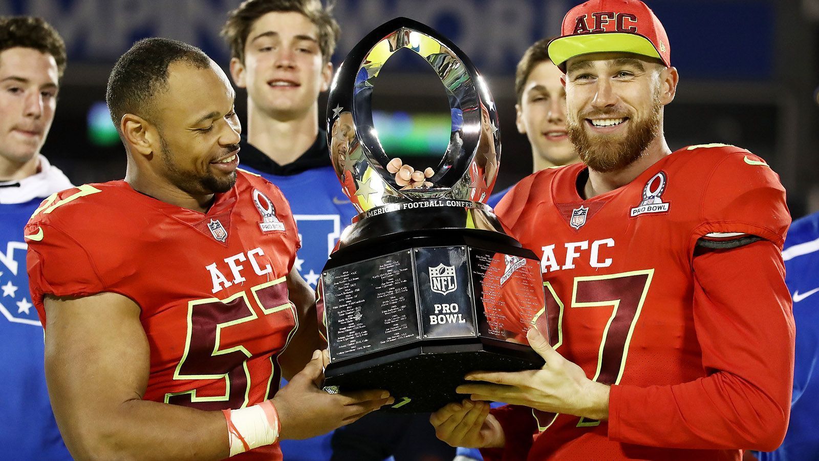 
                <strong>Pro Bowl</strong><br>
                Kurz vor dem Super Bowl steht schon der Pro Bowl auf dem Programm, bei dem die besten Spieler der Saison in der NFC und AFC gegeneinander antreten (zu den nominierten Spielern). Dass der Pro Bowl nicht nur eine Spaßveranstaltung ist, zeigen die Gehälter. Das Gewinner-Team erhält 67.000 US-Dollar (ca. 58.600 Euro) und damit knapp doppelt so viel wie das Verlierer-Team (34.000 US-Dollar (ca. 29.750 Euro)).
              