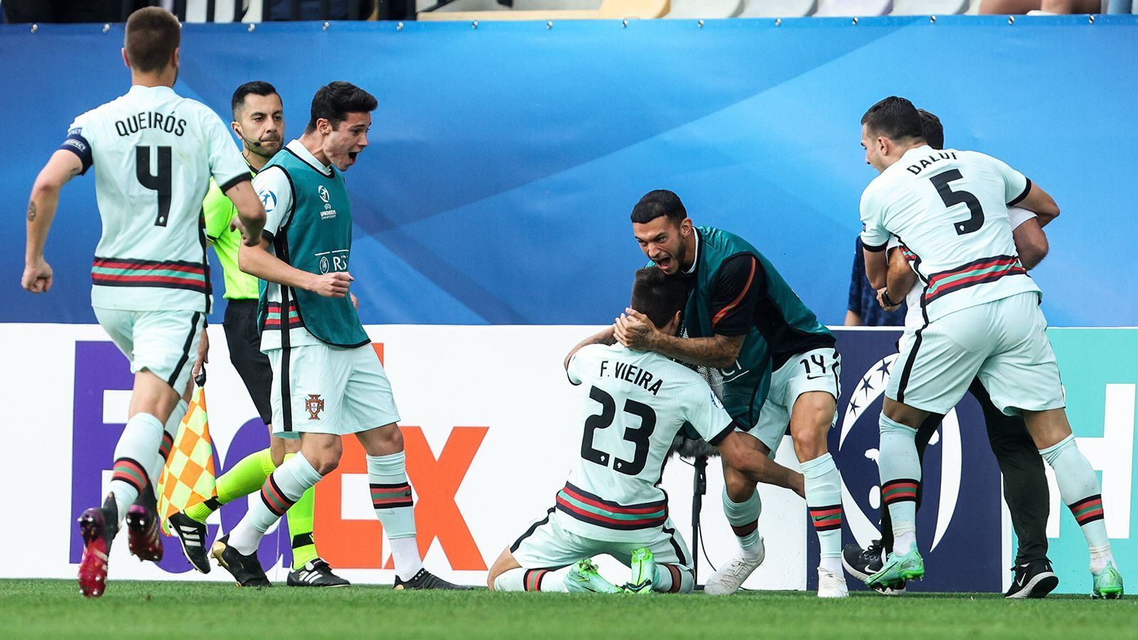 
                <strong>Bisheriger Turnierverlauf</strong><br>
                Portugal sicherte sich in der Gruppenphase den ersten Tabellenplatz. In drei Partien schossen die Portugiesen sechs Tore und kassierten keinen Gegentreffer. In der K.o.-Phase rang das Team von Trainer Rui Jorge im Viertelfinale die Italiener in der Verlängerung mit 5:3 nieder. Im Halbfinale brachte Portugal eine späte 1:0 Führung gegen Spanien über die Zeit. 
              