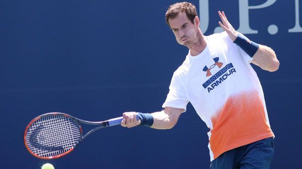 
                <strong>Andy Murray</strong><br>
                Auch auf dem Trainingscourt kann man modisch daneben liegen, wie Andy Murray beweist. Da hilft es auch nicht, dass er mit "Under Armour" die neue Trendmarke trägt.
              