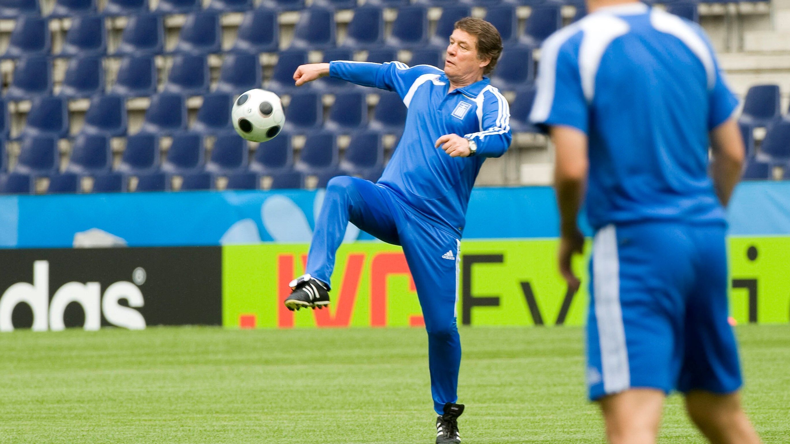 
                <strong>Als Schalke das letzte Mal gegen Bayern gewann, ...</strong><br>
                … endete die neunjährige Amtszeit von Otto Rehhagel als Nationaltrainer Griechenlands.
              