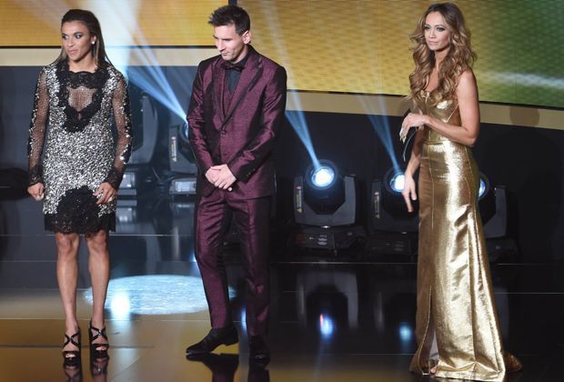 
                <strong>Kate Abdo mit den Zweitplatzierten</strong><br>
                Die Moderatorin von Sky Sport News in Großbritannien stahl in ihrem goldenen Abendkleid den Fußballstars die Show. Die Zweitplatzierten, die Brasilianerin Marta und Lionel Messi, erschienen bei der Gala ebenfalls im extravaganten Outfit.
              