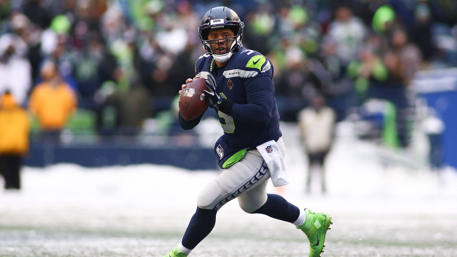 
                <strong>Russell Wilson und die Seattle Seahawks</strong><br>
                Die Seattle Seahawks um Quarterback Russell Wilson haben eine verlorene Saison hinter sich. Die Offensive konnte erstmals die Schwächen der Defensive nicht mehr überdecken und funktionierte selbst nur noch selten. Quarterback Wilson verpasst zudem erstmals in seiner Karriere verletzungsbedingt Spiele und wirkte nach seiner Rückkehr nach drei Spielen Pause zeitweise nur noch wie ein Schatten seiner selbst. Die Seahawks verpassten mit einer Bilanz von 7-10 erstmals seit 2011 die Playoffs und somit werden auch die Fragen wieder lauter, ob Wilson und auch Head Coach Pete Carroll noch eine Zukunft in Seattle haben oder ob man einen Neustart wagen sollte. 
              