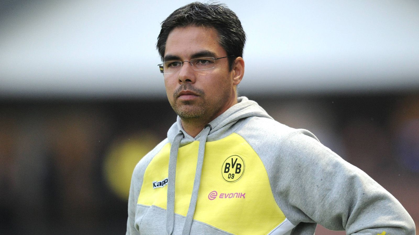 
                <strong>Trainer: David Wagner  </strong><br>
                Heute ist David Wagner Trainer des FC Schalke 04. Seine ersten Erfahrungen als Profitrainer sammelte er allerdings beim Rivalen Borussia Dortmund. Im Sommer 2011 übernahm er die 2. Mannschaft des BVB und stieg direkt von der Regionalliga in die 3. Liga auf. Wagner bildete viele Spieler für die Profimannschaft aus, unter anderem Erik Durm und Jonas Hofmann. In der Saison 2014 / 2015 konnte er den Abstieg in die Regionalliga nicht verhindern, wechselte kurz darauf nach England zu Huddersfield Town.   
              