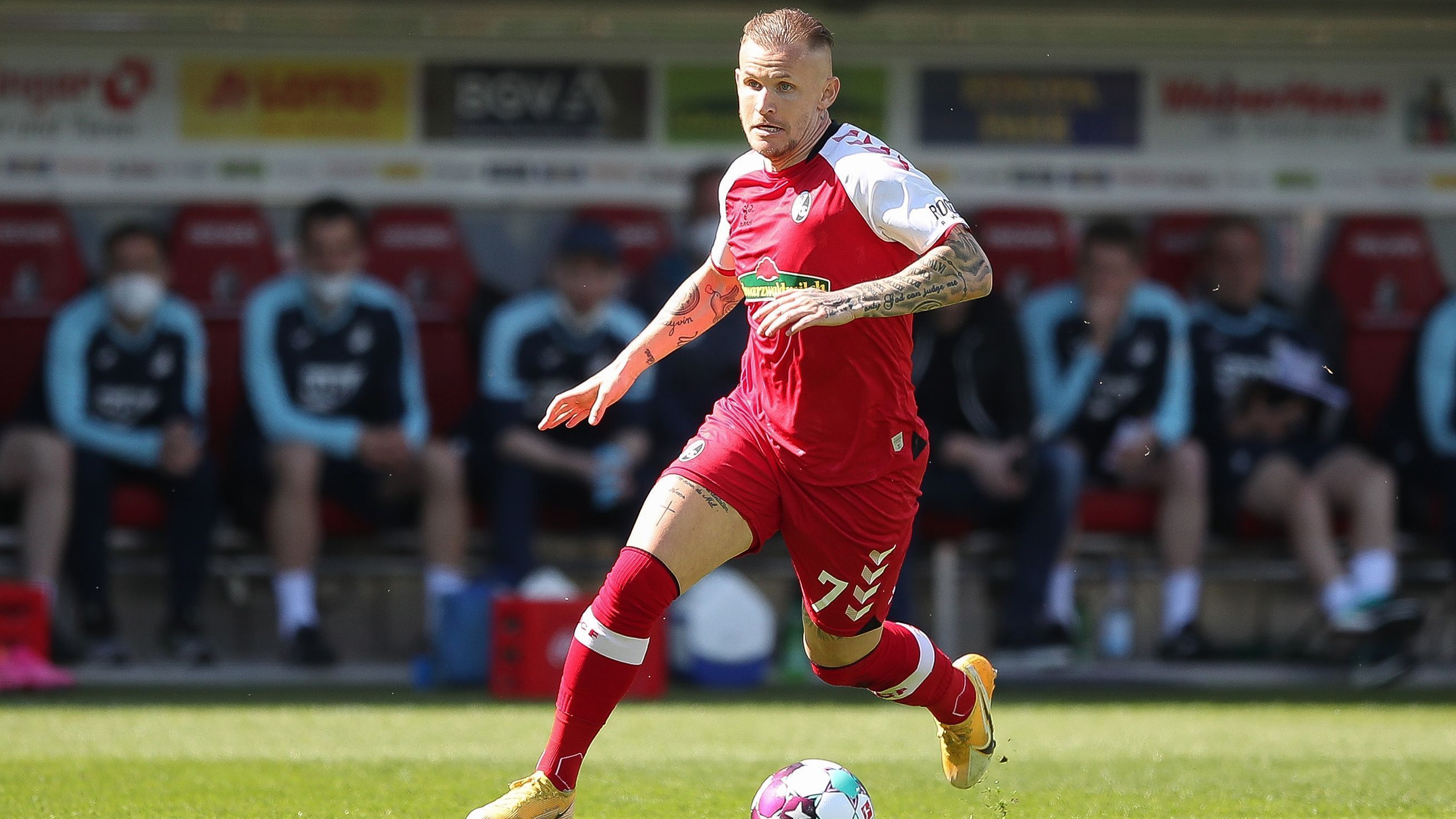 
                <strong>Jonathan Schmid (SC Freiburg - Ausfall: seit 9. September 2021)</strong><br>
                Im Breisgau gab es ebenfalls langwierige Corona-Folgen bei einem Starspieler. Ende August infizierte sich Jonathan Schmid vom SC Freiburg. Erst zweieinhalb Monate später kehrte der Franzose auf den Trainingsplatz zurück. Über Individualtraining wurde der 31-Jährige langsam wieder an die Mannschaft herangeführt, wartet in der laufenden Saison aber noch auf seinen ersten Einsatz. "Es sieht alles danach aus, dass er sich zu hundert Prozent erholt. Aber wir müssen aufpassen, dass wir Jonathan angemessen heranführen, da er körperlich doch ziemlich in Mitleidenschaft gezogen wurde", erklärte SC-Trainer Christian Streich.
              