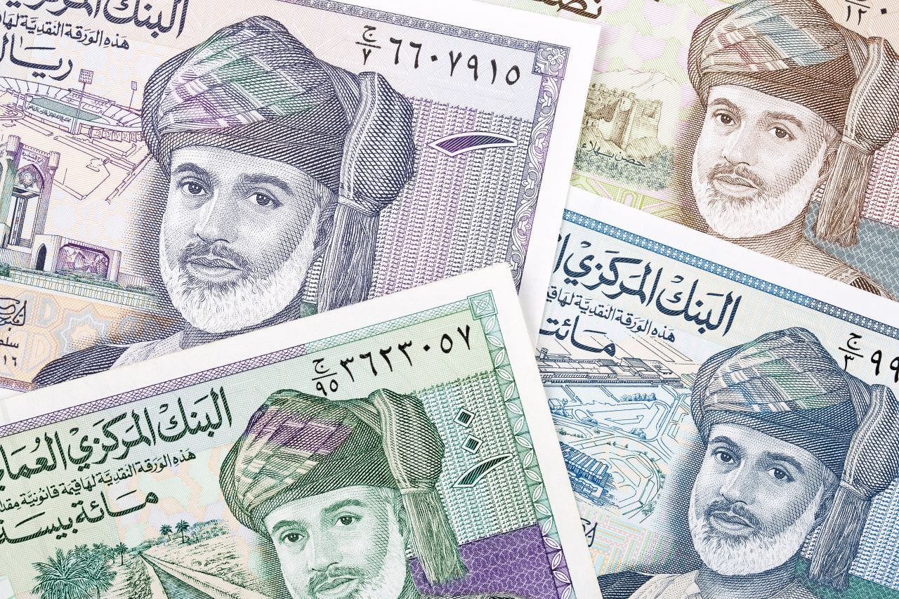 Platz 3: der Oman Rial. Oman ist ein Land auf der Arabischen Halbinsel.  Es gibt viele Banknoten, auf denen Sultan Qabus abgebildet ist, denn sogar 100 Baisas (etwa 23 Euro-Cent) werden in Papiergeld ausgegeben. 