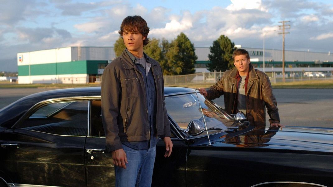 Wollen einen mysteriösen Flugzeugabsturz aufklären: Sam (Jared Padalecki, l.) und Dean (Jensen Ackles, r.) ...