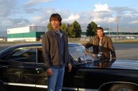 Wollen einen mysteriösen Flugzeugabsturz aufklären: Sam (Jared Padalecki, l.) und Dean (Jensen Ackles, r.) ...