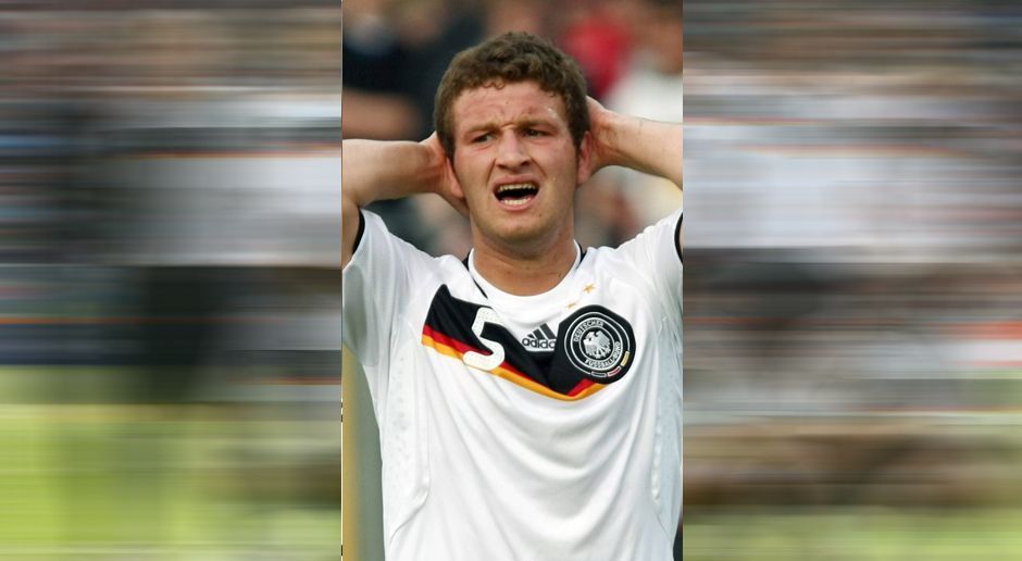 
                <strong>Skhodran Mustafi</strong><br>
                Abwehr - Shkodran Mustafi: Sein Hamburger-Kollege Shkodran Mustafi hingegen ist in aller Munde. Über Sampdoria Genua und den FC Valencia kam Mustafi 2016 für rund 40 Millionen Euro zum FC Arsenal. Unter Trainer Arsene Wenger ist er Stammspieler und auch in der deutschen Nationalelf unter Joachim Löw ein gefragter Mann.
              