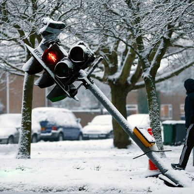 Eine beschädigte Fußgängerampel im englischen Loughborough. 