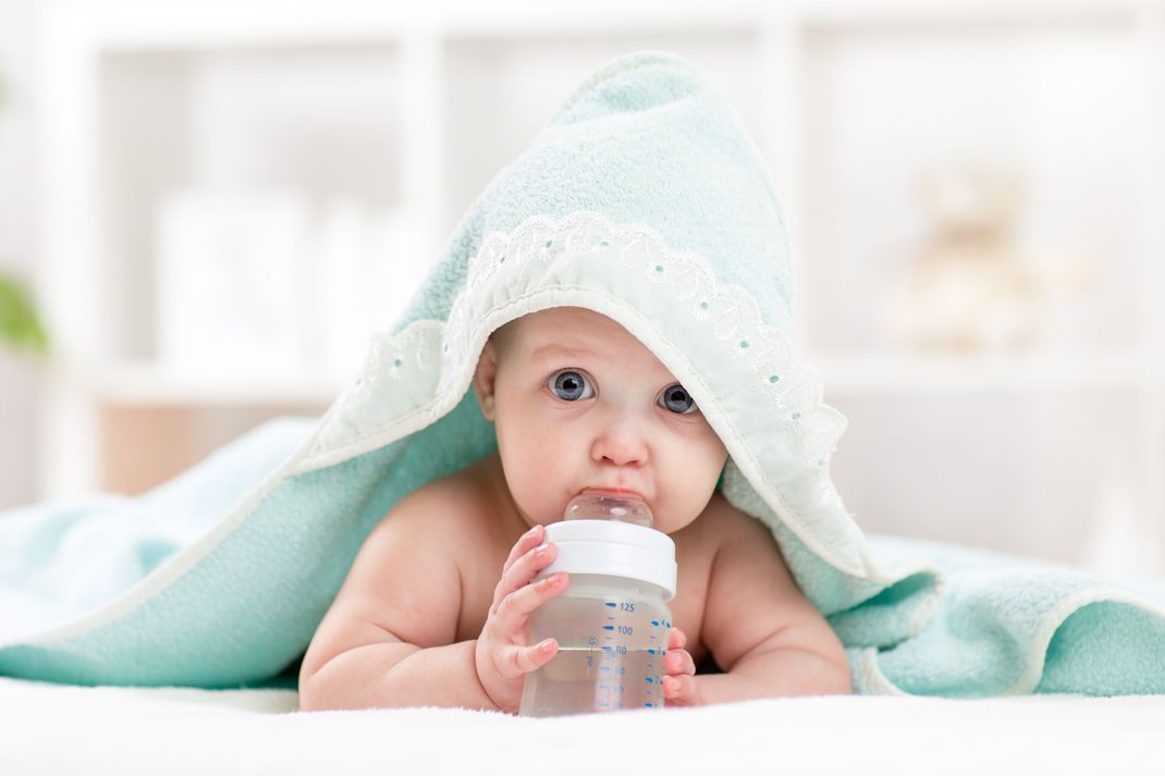 Die Babywasser-Sorten K-Classic Babywasser (Kaufland) und Babylove Babywasser (dm) werden vorsorglich zurückgerufen. (Symbolbild)