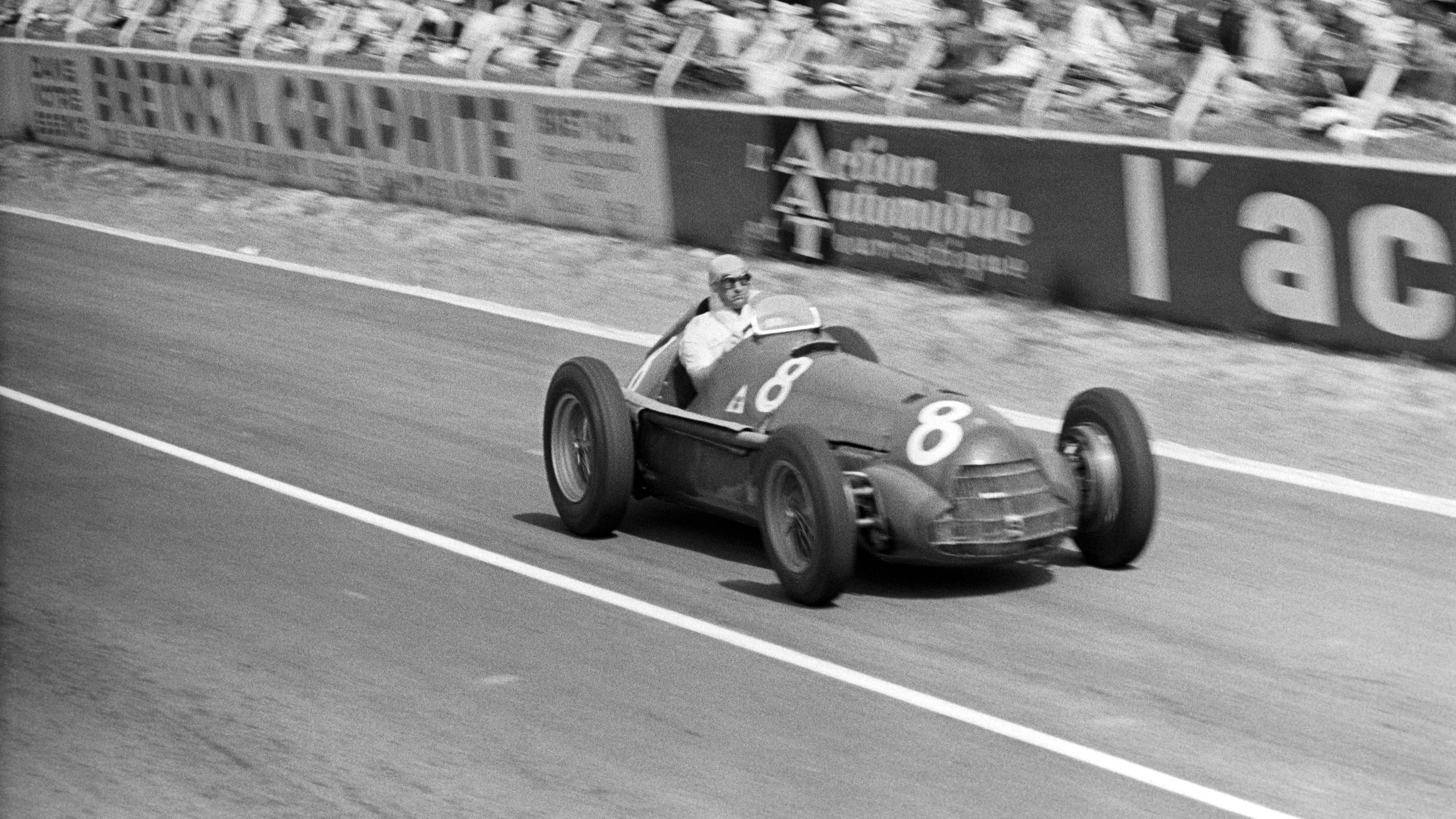 
                <strong>Platz 6: Juan Manuel Fangio </strong><br>
                &#x2022; Alter: 46 Jahre, 2 Monate und 15 Tage <br>&#x2022; Großer Preis von Pescara (Italien): 1957 <br>&#x2022; Position: Zweiter Platz <br>
              