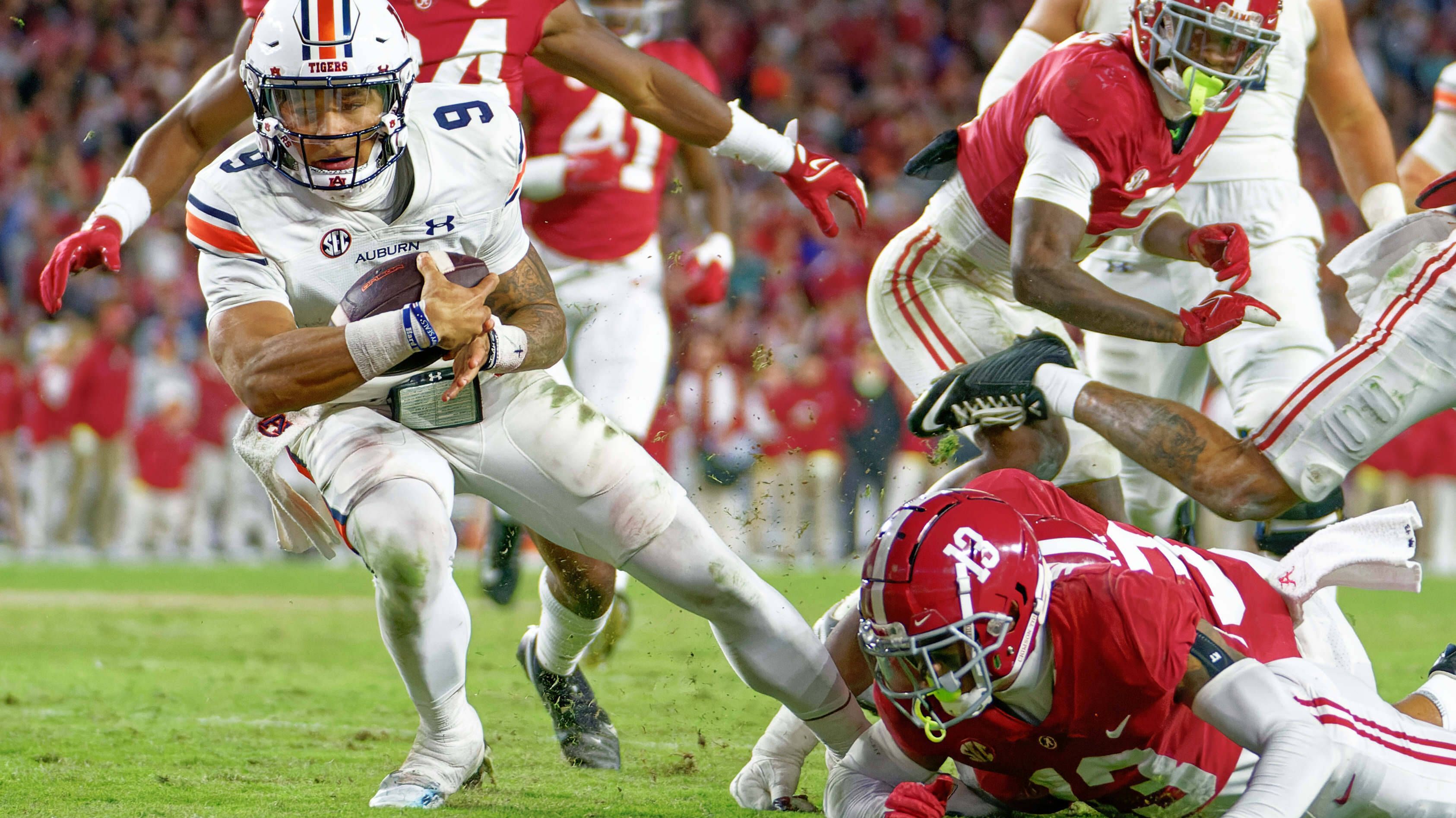 <strong>Alabama Crimson Tide - Auburn Tigers</strong><br>Legendär wurde das Spiel 2013. Alabama-Kicker Cade Foster hätte beim Stand von 28:28 eine Sekunde vor Spielende sein Team per 57-Yard-Field-Goal zum Sieg schießen können. Der Kick war allerdings zu kurz, sodass der Ball von dem Returner Chris Davis aufgenommen und zurück in die Endzone getragen wurde. Der spektakuläre Sieg für Auburn ging als "Kick Six" in die Geschichte ein.