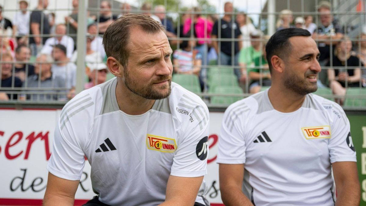 Unions neuer Trainer Bo Svensson (l.)