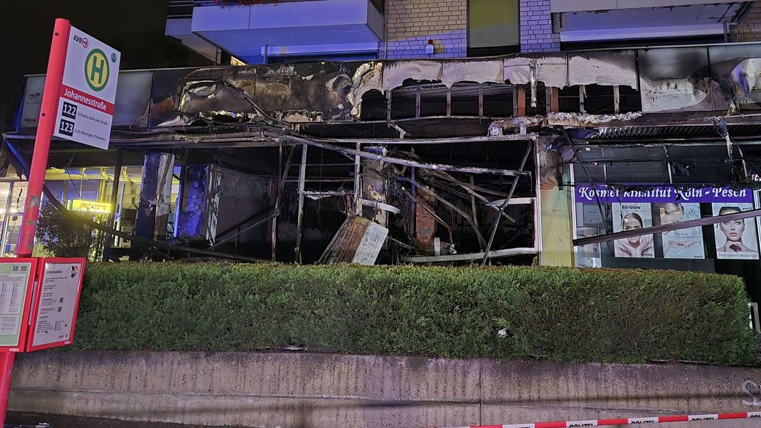 Nach einer Explosion ist ein Café im Erdgeschoss eines Mehrfamilienhauses in Köln vollständig ausgebrannt.