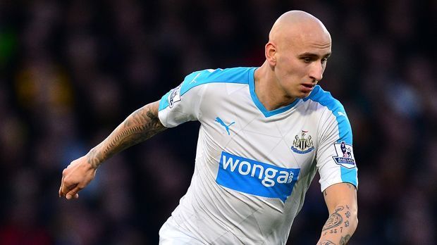 
                <strong>Jonjo Shelvey</strong><br>
                Jonjo Shelvey: Für 16 Millionen Euro kommt der englische Mittelfeldmann von Swansea City zu Newcastle United. Der 23-Jährige, der auch schon für den FC Liverpool spielte, bleibt damit in der Premier League und unterschreibt bei Newcastle einen langfristigen Vertrag bis 2021. 
              