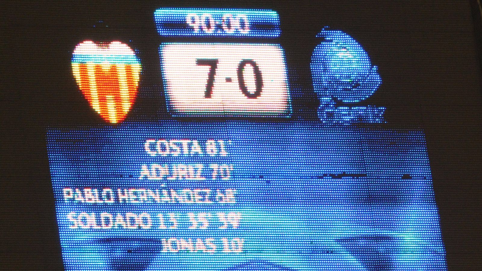 
                <strong>FC Valencia - KRC Genk 7:0 (23. Dezember 2011)</strong><br>
                So verrückt kann nur der Fußball sein: Einen Spieltag zuvor kommt Genk noch zu einem 1:1-Achtungserfolg gegen den FC Chelsea, gegen Valencia ist das Team anschließend hoffnungslos unterlegen. Roberto Soldado trägt sich drei Mal in die Torschützenliste ein.
              
