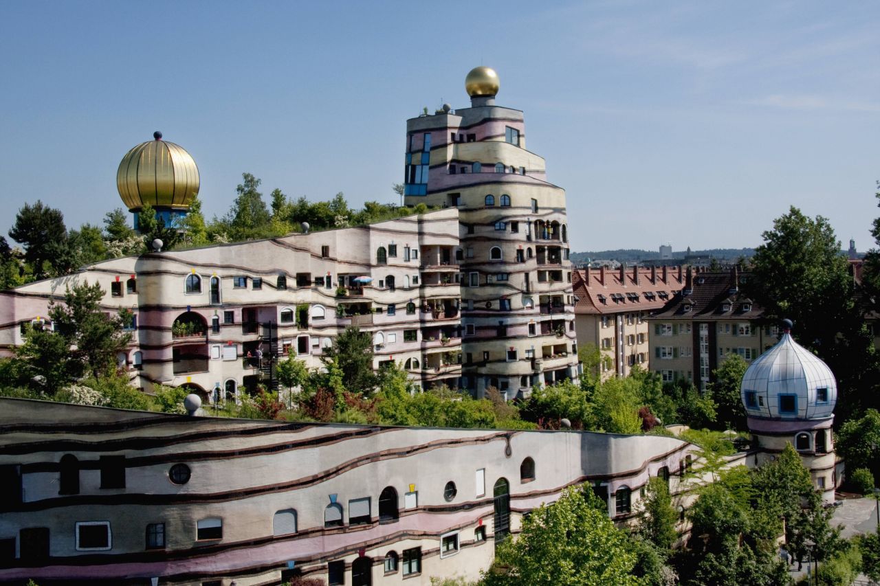 Die "Waldspirale" ist eine Wohnanlage in Darmstadt - und eines der letzten Werke des Wiener Künstlers Friedensreich Hundertwasser aus dem Jahr 2000. Die 105 bunten Wohnungen sind von einem urbanen Garten umgeben.